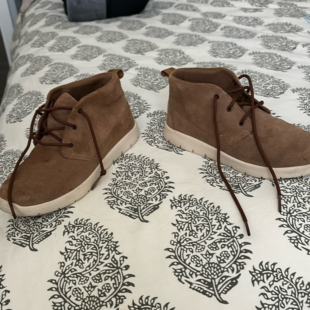 Kids UGG 1098455K brown ankle lace up boots. Boys size 1. Used/good condition.